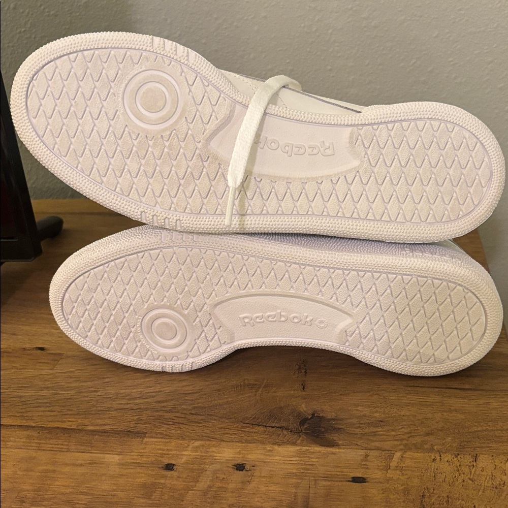 Reebok Women’s 8 Classic White Sneakers - Picture 2 of 2